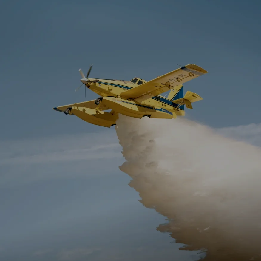 Avión hidrante de AeroGuardian en una descarga de agua