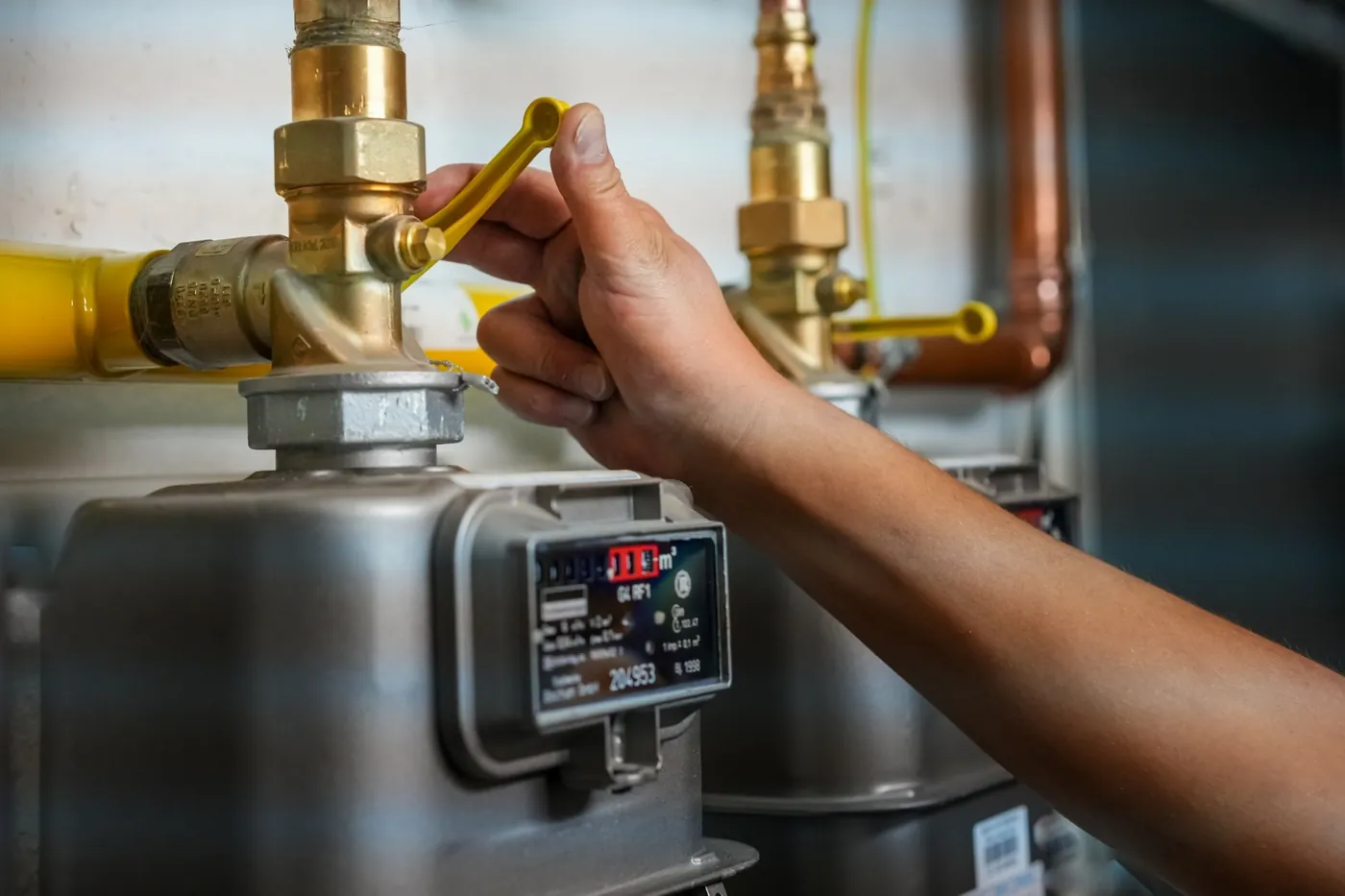 Técnico abriendo la llave de paso de un medidor de gas
