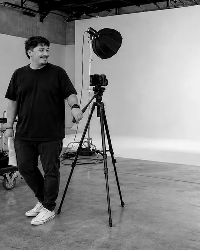 Edison Beni en un set de producción, junto a la cámara