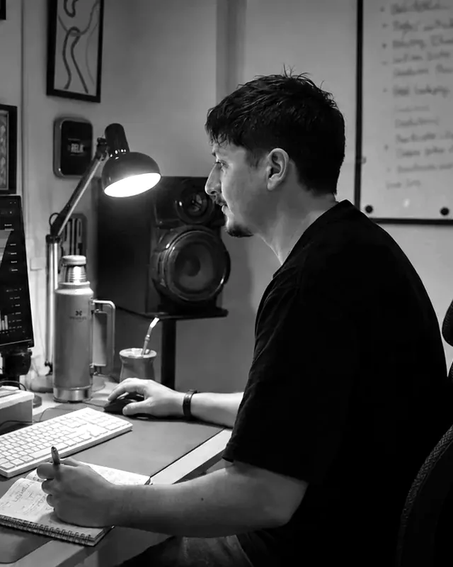 Edison Beni trabajando en su escritorio
